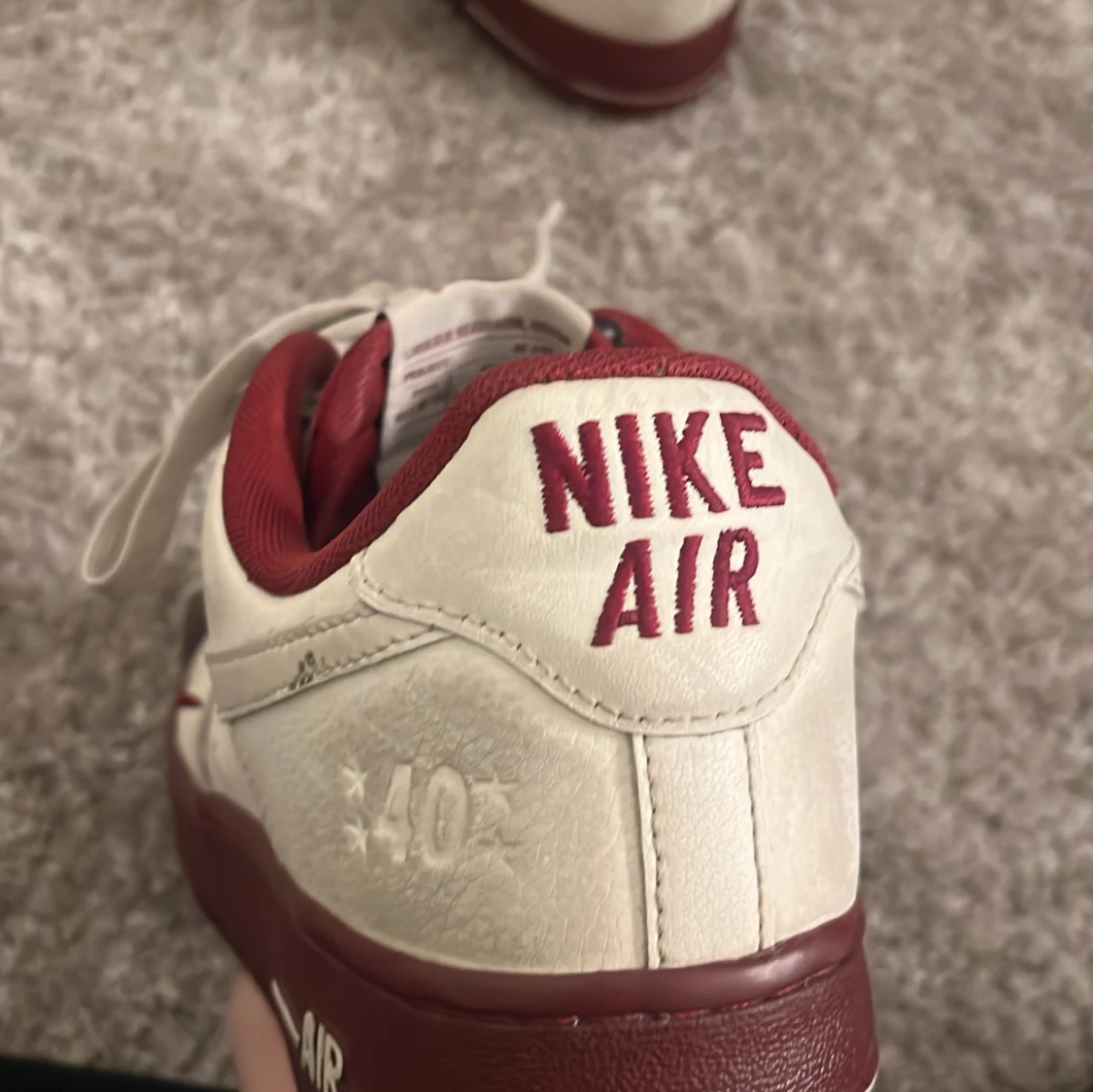 Nike Air Force 1 i vitt och vinrött - 2