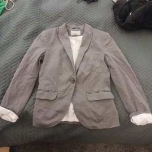 Grå kavaj med fickor - Storlek 36 köpt för några år sedan på HM 