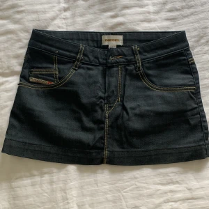 Diesel jeanskjol - Säljer min diesel jeans minikjol då den har blivit för liten på mig som har gått upp i vikt. Den är storlek 25. Knappt använd och inga defekter.