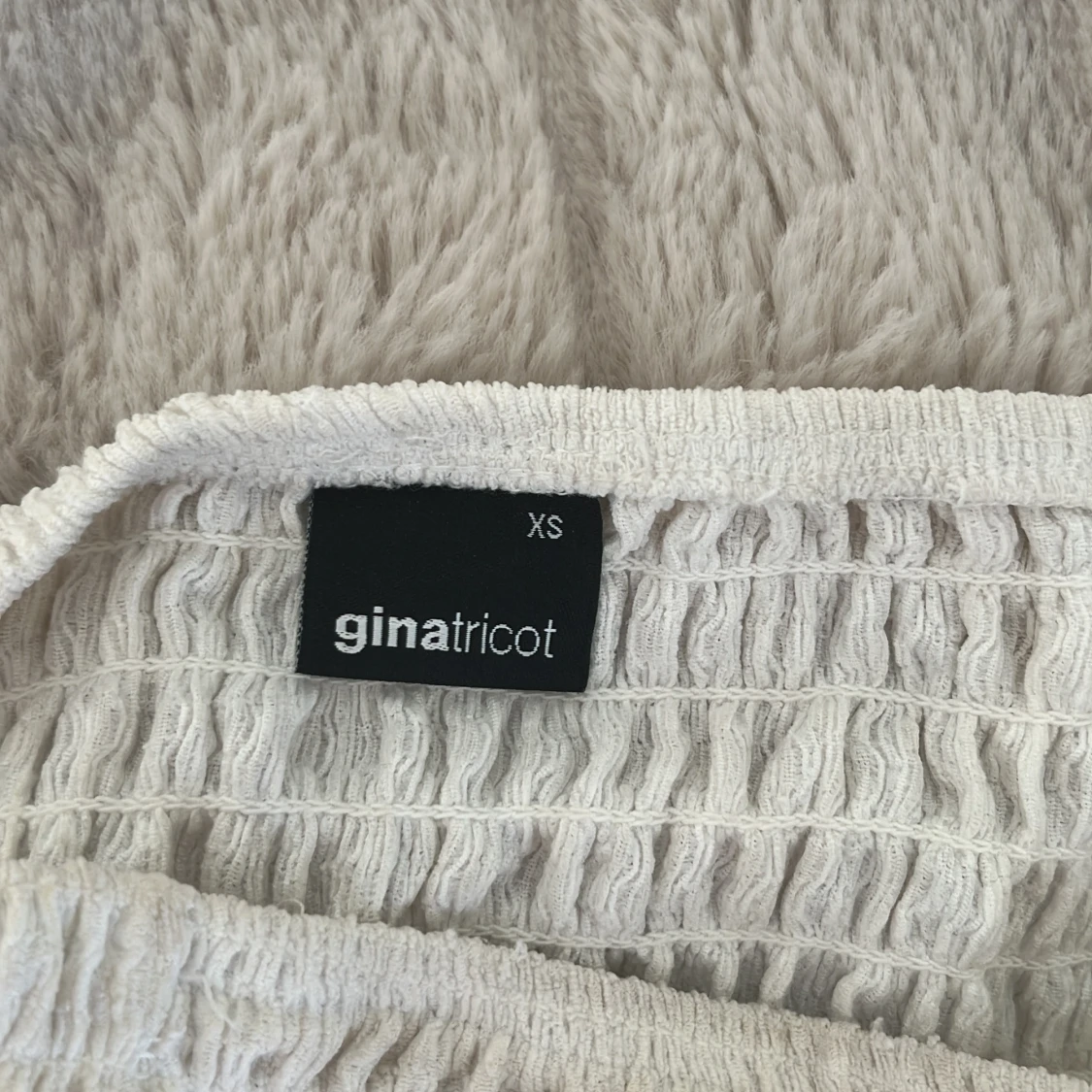 Vit smockad volang  tubtopp från Gina Tricot - 2