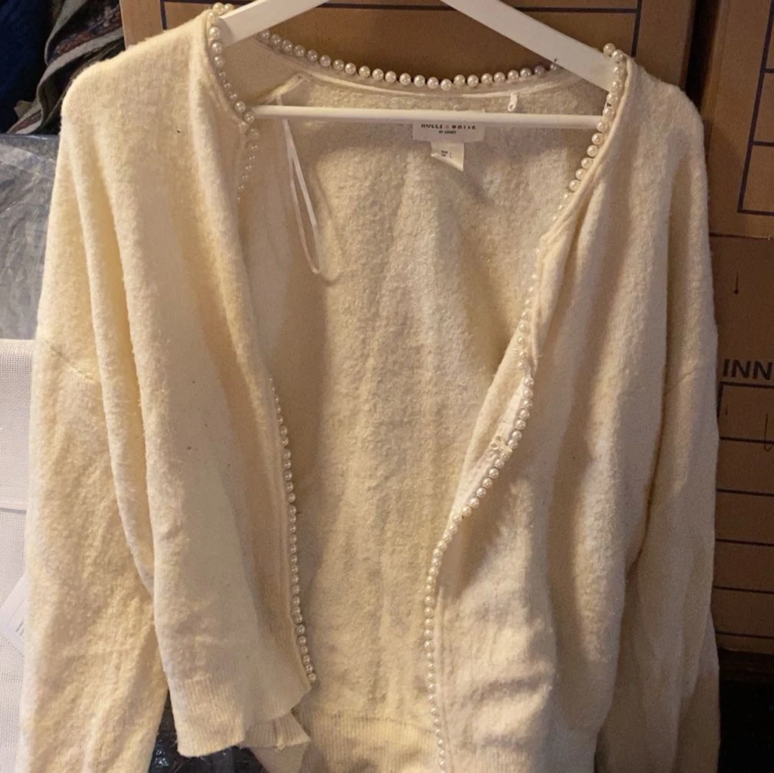 Vit kofta med pärldetaljer från Lindex