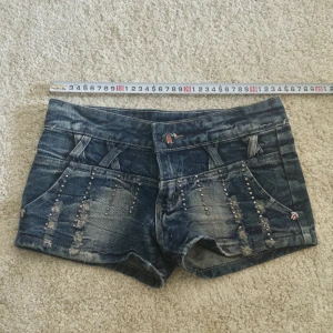 Lågmidjade shorts - Supersnygga Lågmidjade shorts i storlek XS/S ✨Midjemått: ca 68 cm Höftmått: ca 78 cm Byxlängden: ca 22 cm från yttersömnen Helt grenmått: ca 43cm