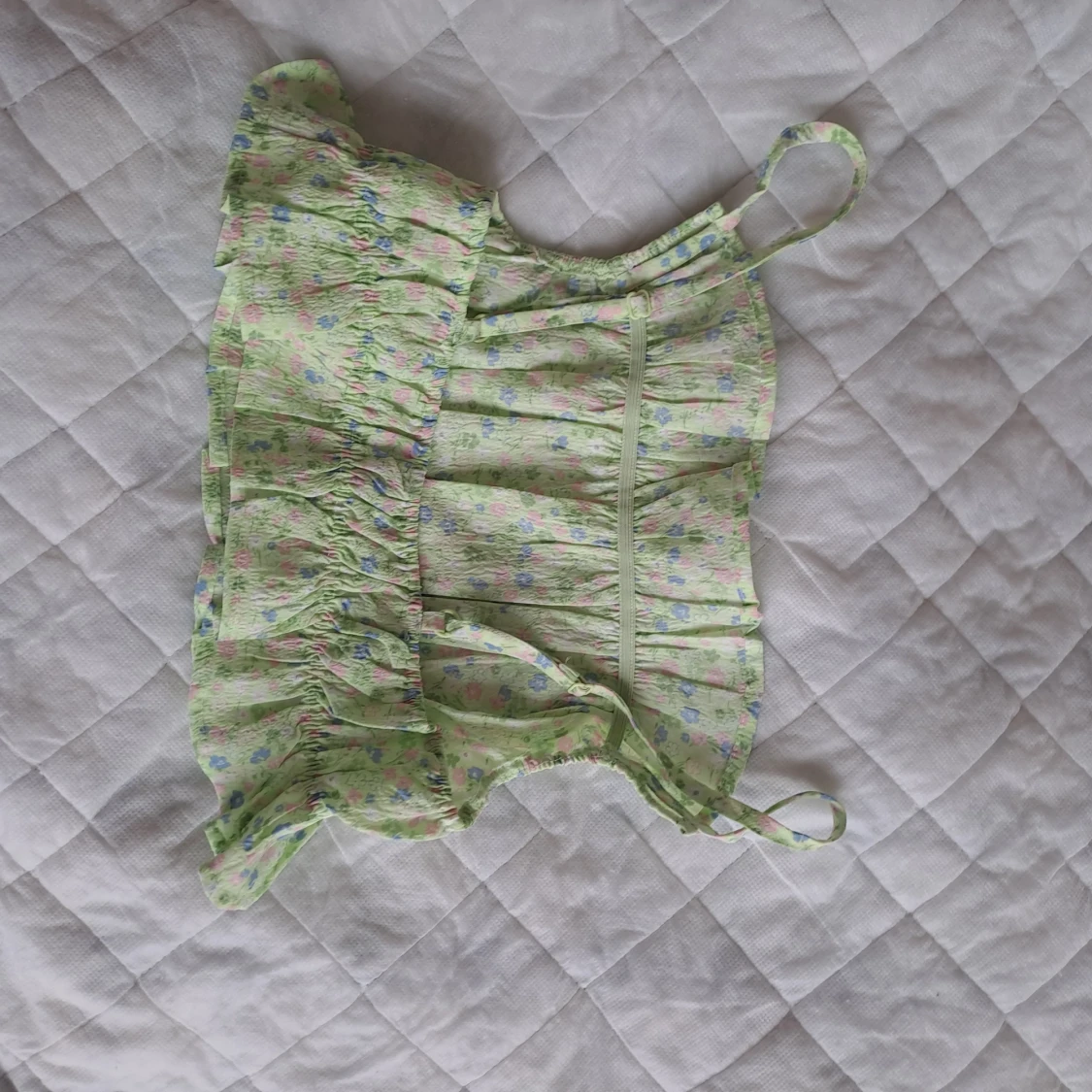 Grön blommig linnetopp med volang - 1