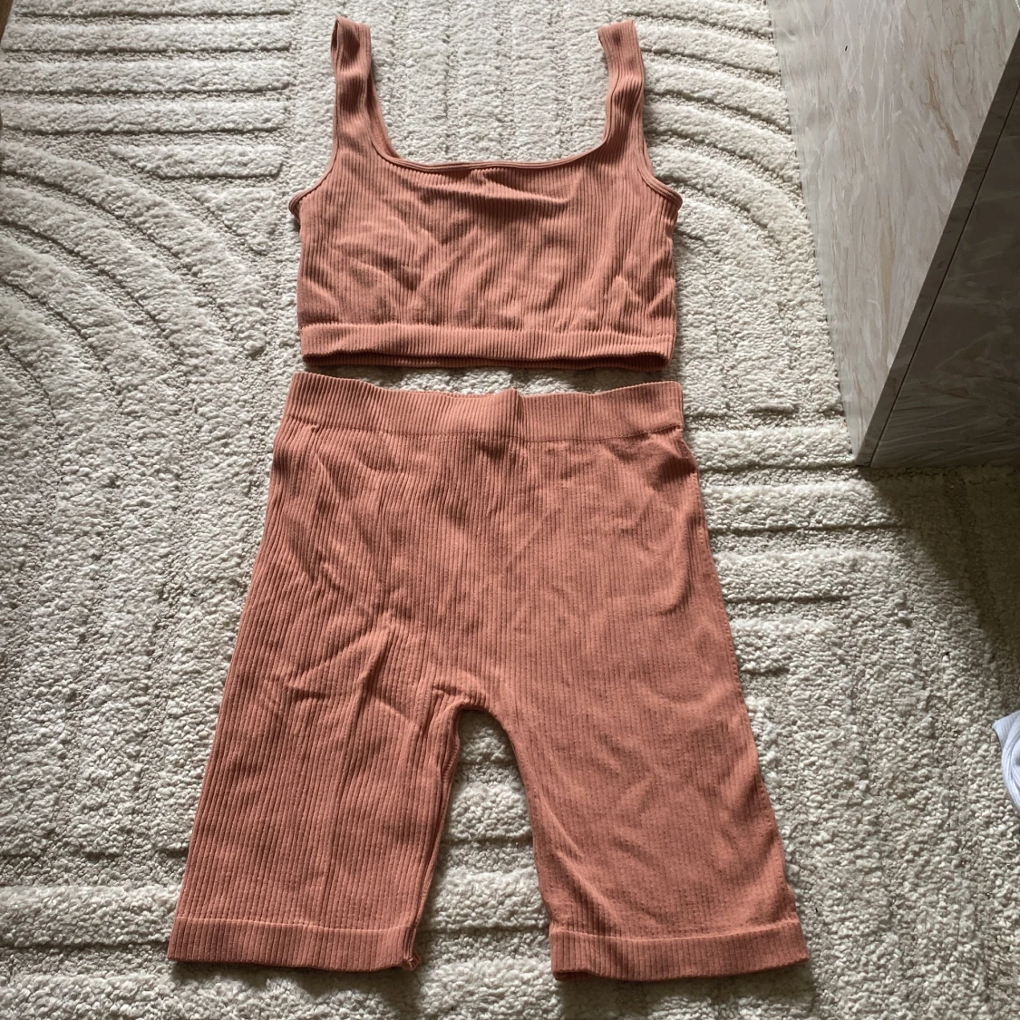 Rosa ribbad top och cykel byxer från Zara