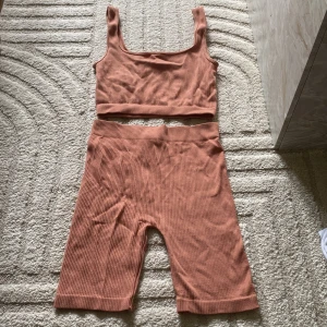 Rosa ribbad top och cykel byxer från Zara - Matchande set