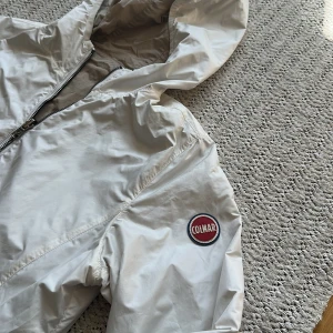 Colmar windbraker - Colmar vindjacka, i princip helt nya, nypris: 3000kr ungefär, man kan vända den ut och in så det finns 2 färger riktigt snyggt,passar xs eller mindre, har en defekt på armen, ägg ett bud eller köpt direkt, MVH// Gotelaborgresell 