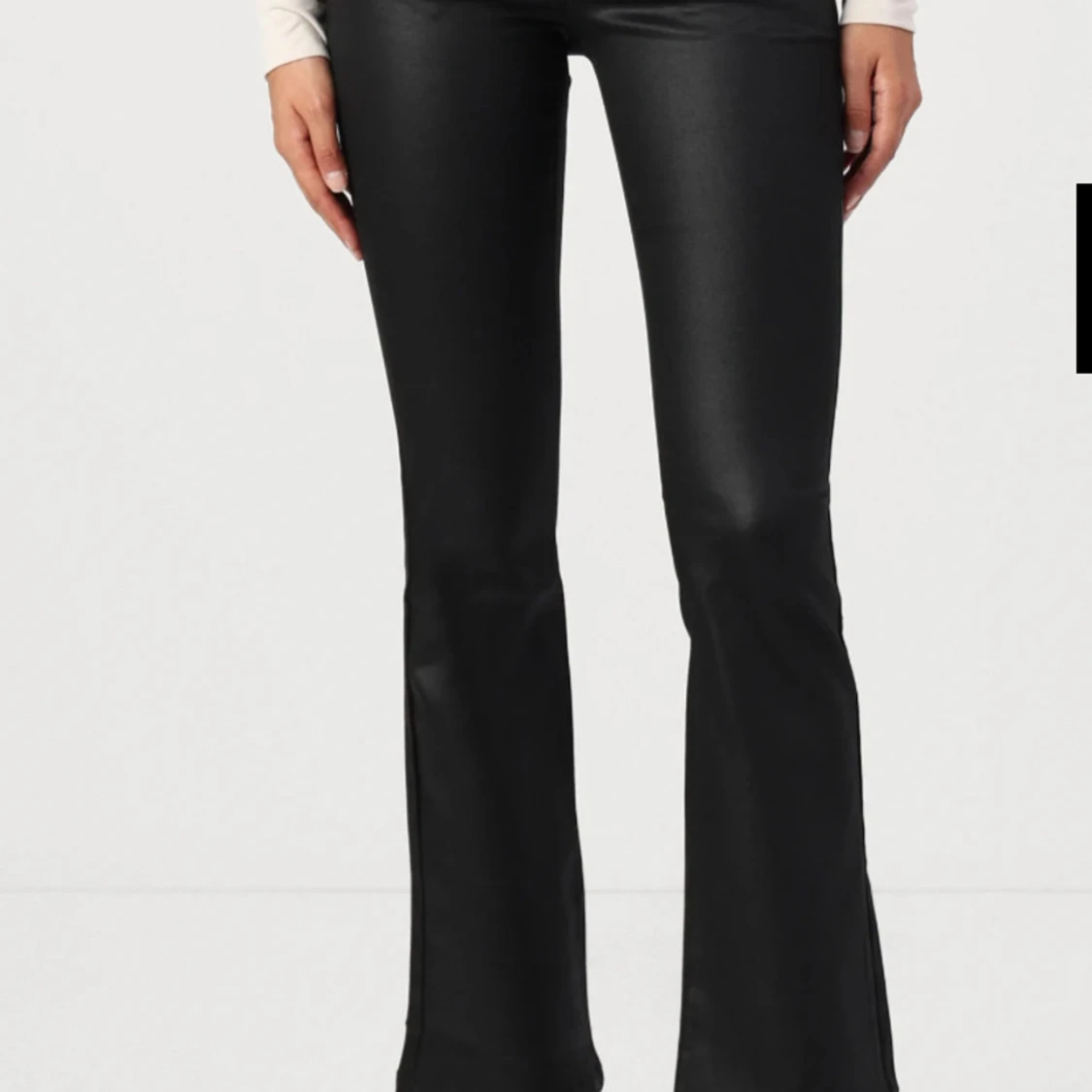 Svarta bootcut byxor i skinnimitation - 1