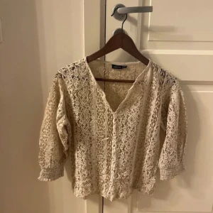 Beige spetsblus - beige blus i spets från Gina Tricot med v-ringning 