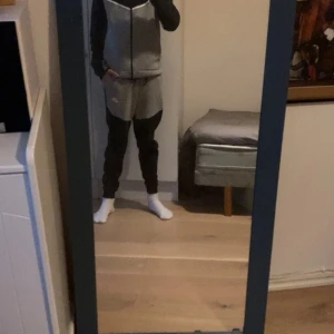 Nike tech Fleece - Säljer min Nike Tech Fleece. Mycket gott skick, knappt använd. Nypris ca 1250 mitt pris 649. Säljer också byxorna för 349kr. Byxorna är felfria förutom att färgen på loggan har blivit lite grå på kanten