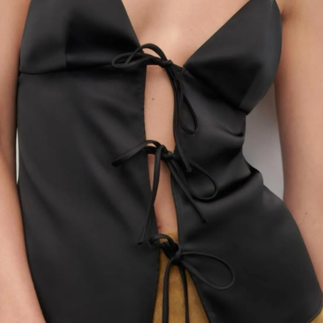 Svart topp med knytning - 2