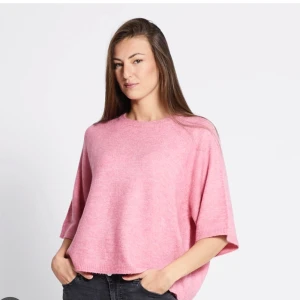 Rosa stickad tröja med lös passform - Säljer en supermjuk rosa stickad tröja med rund hals och trekvartsärm. Tröjan har en oversized och avslappnad passform, kan skicka bilder ifall de önskas! Använd fåtal gånger 