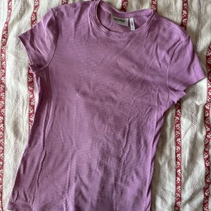 T-shirt - Enkel syrenlila T-shirt från Weekday. Endast använd två gånger då färgen inte riktigt passade mig. I väldigt fint skick. Storlek S. 95% bomull. 