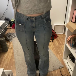 Populära hm jeansen  - Snygga lågmidjade jeans från hm med unik design utan fickor där bak. 