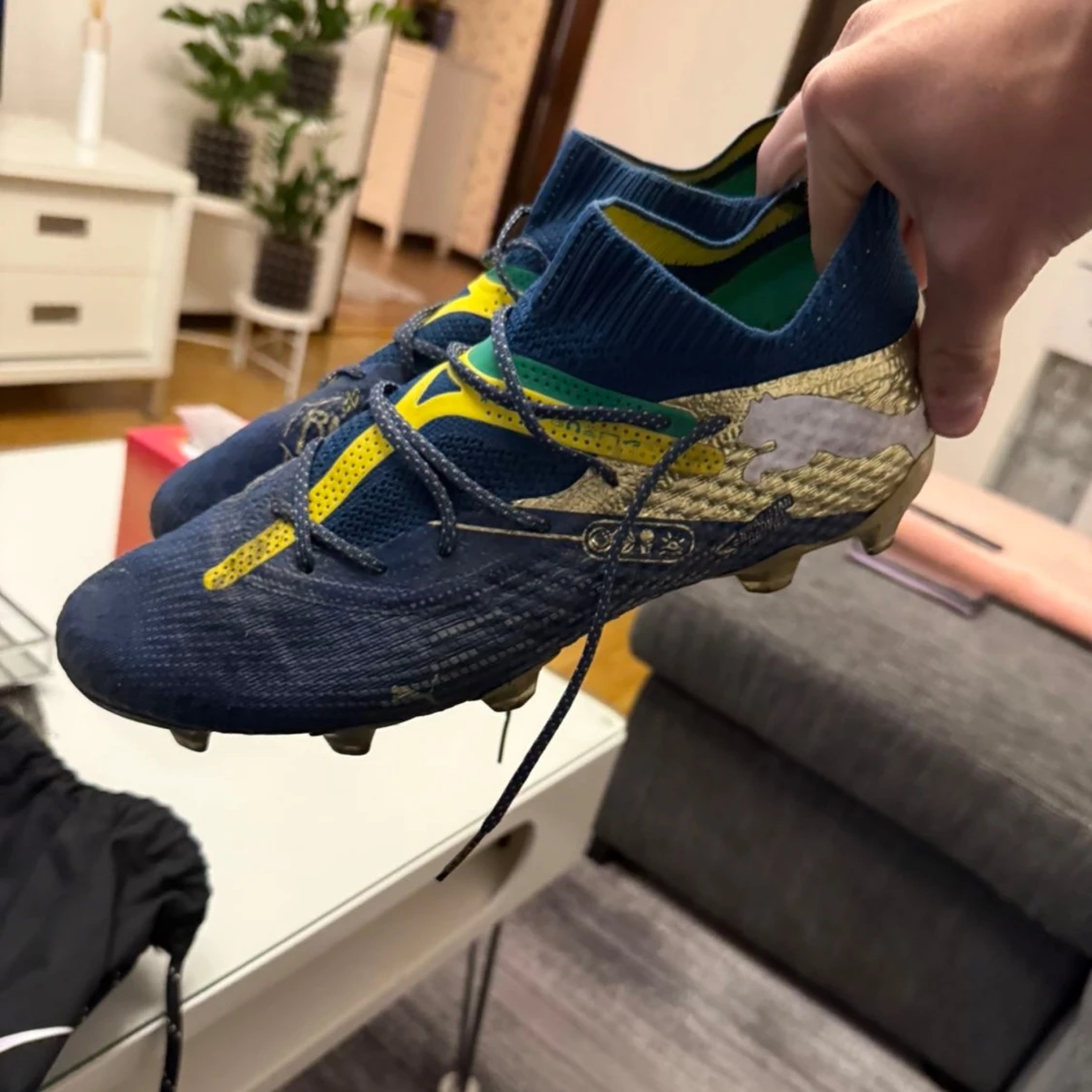 Blå och gula fotbollsskor från Puma