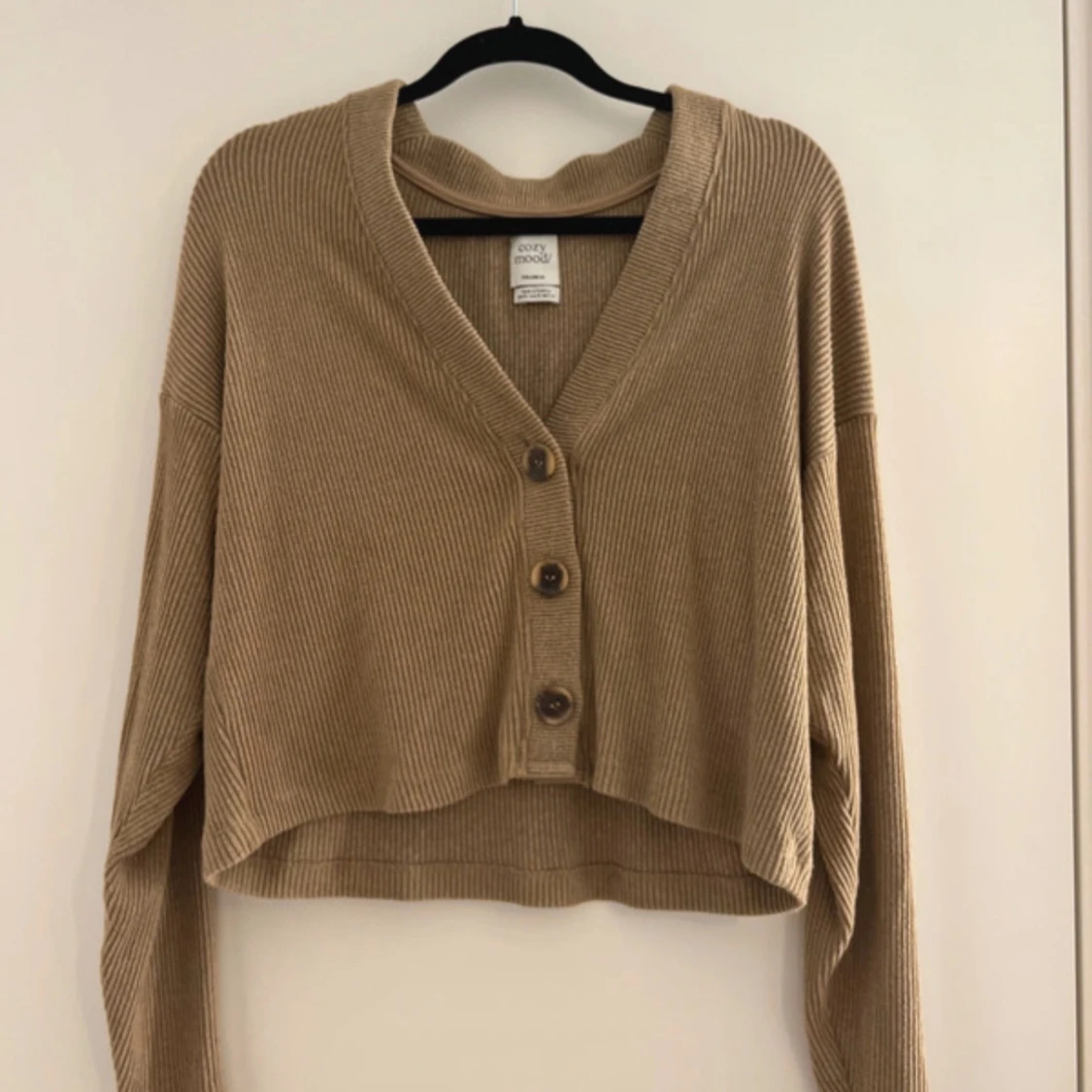 Beige croppad kofta från Monki