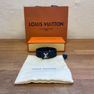 Louis Vuitton - Tja, säljer ett riktigt snyggt Louis Vuitton armband, skick 9/10 storlek ONE SIZE, Box ,påse och dustbag medföljer, pris går självklart att diskuteras// hör av er vid funderingar 🍾🤩