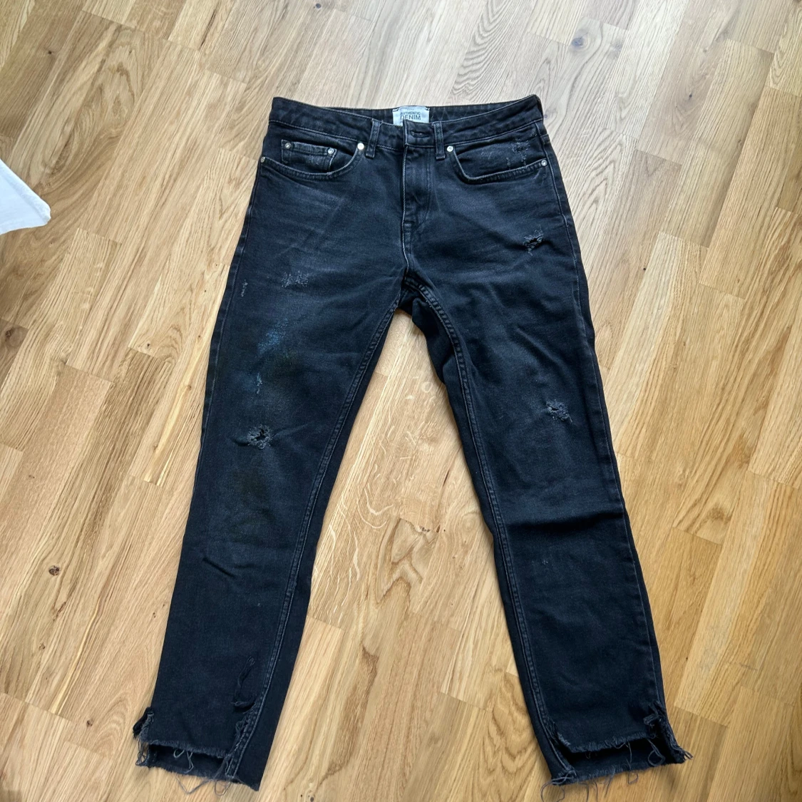 Svarta jeansbyxor med slitningar från Zara - 1