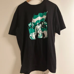 Hammarby t-shirt - Svart t-shirt från barra brava Hammarby. Inköpt ungefär 2 år sedan. Använd fåtal gånger. Säljer pga den är för stor. Vid frågor kontakta!