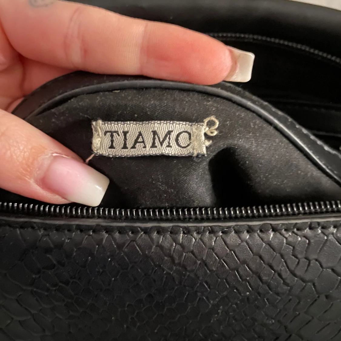 Svart axelväska med kedja från Tiamo - 1