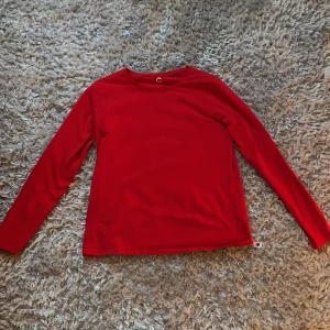 Röd långärmad tröja - En enkel och stilren röd långärmad tröja med rund halsringning. ⭐️