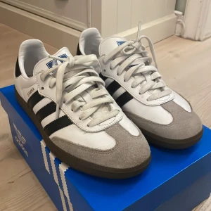 Vita Adidas Samba - Säljer ett par Adidas Samba skor som i mycket bra skick. Kom dm för frågor eller funderingar. Pris kan diskuteras vid snabb affär.