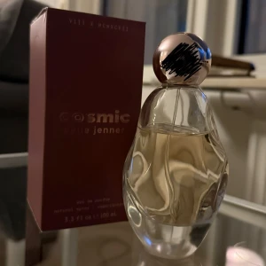 Cosmic by Kylie Jenner Eau de Parfum 100ml - Använd lite men är inte riktigt min typ av doft därav säljer jag