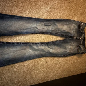  True Religion jeans  - Lågmidjade jeans med röda detaljer, knappt använda.🤍