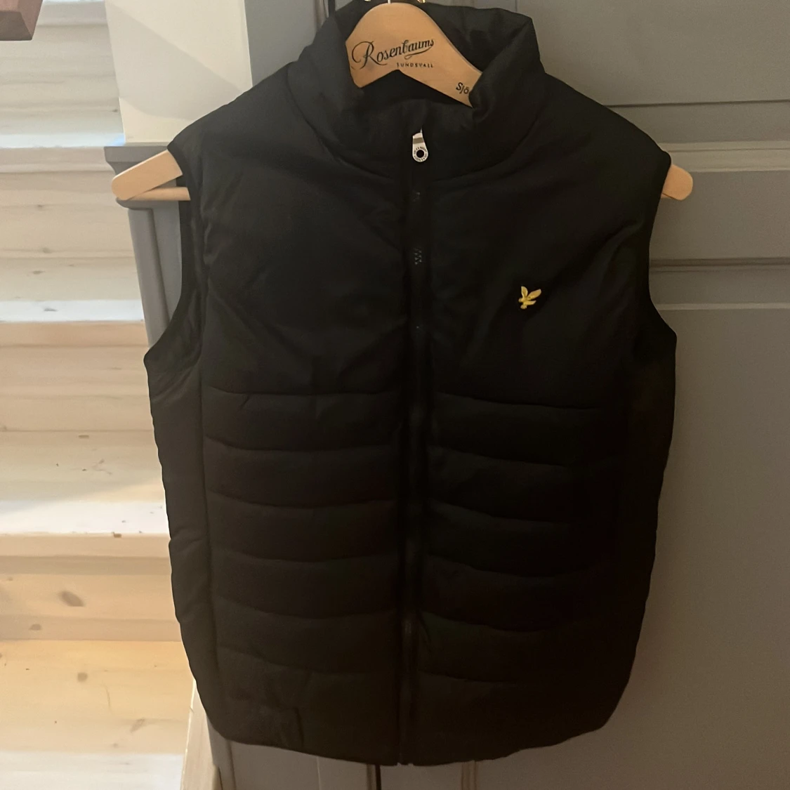 Svart dunväst från Lyle & Scott