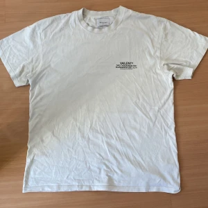 Vit t-shirt från Vailent - Säljer en stilren vit t-shirt från Vailent i storlek M. T-shirten har en enkel design med ett litet tryck på bröstet. Perfekt för en avslappnad look.