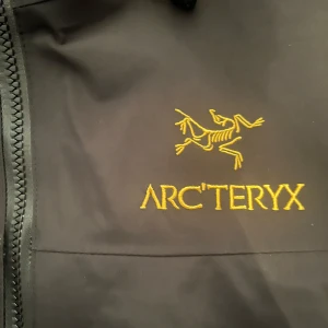 UNIK Arc'teryx - Säljer en svart jacka från Arc'teryx, helt oanvänd passar perfekt i medium. Säljer då den är för stor för mig 