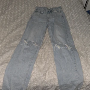 Ljusa jeans från Perfect Jeans - Säljer ett par ljusa jeans från Perfect Jeans med slitna detaljer på knäna. De har en klassisk femficksdesign och knappgylf. Perfekta för en avslappnad stil.💗💞