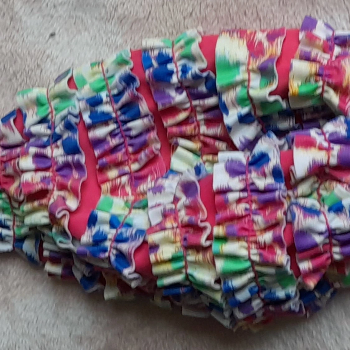 Färgglad bikini med volanger - 2