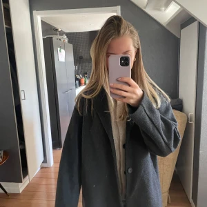 Mörkgrå kappa - Mörkgrå kappa från zara i storlek 164 men passar mig som vanligtvis har S
