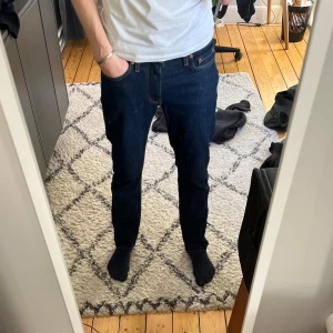 Blå levi’s 514 jeans - Säljer dessa riktigt schyssta jeans från levis i modellen 514! || Använd ett fåtal gånger! || Mycket bra skick! || Riktigt skön passform || Finns det några frågor är det bara att skriva!