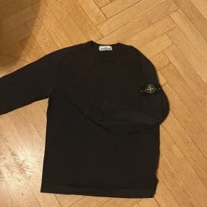 Svart tröja från Stone Island - Storlek S. Svart sweatshirt från stone Island klassisk.