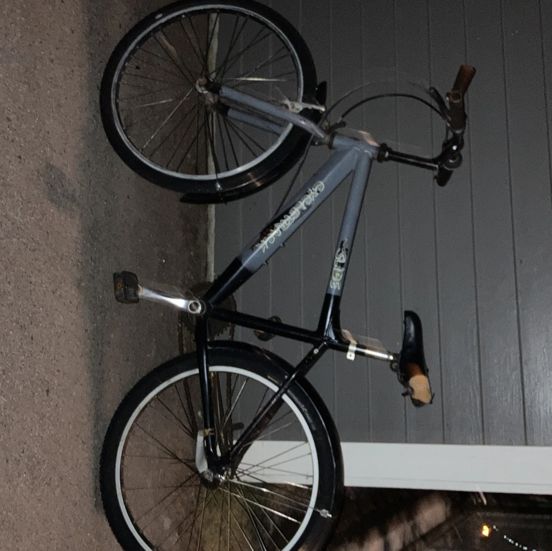 Säljer en grå svart cykel - 3