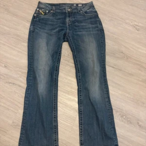 Miss Me jeans flare - Jätte snygga och i super gott skick! Storlek W33 men är omsydda i midjan så de passar allt från W29 till W31 (beror på hur man vill att de ska passa). Modellen görs inte mera🤩. Fråga gärna om ni har frågor🥰