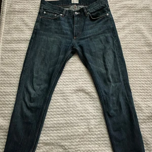 Mörkblå jeans från GANT  - Snygga mörkblå jeans från GANT  med klassisk femficksdesign och knappgylf.