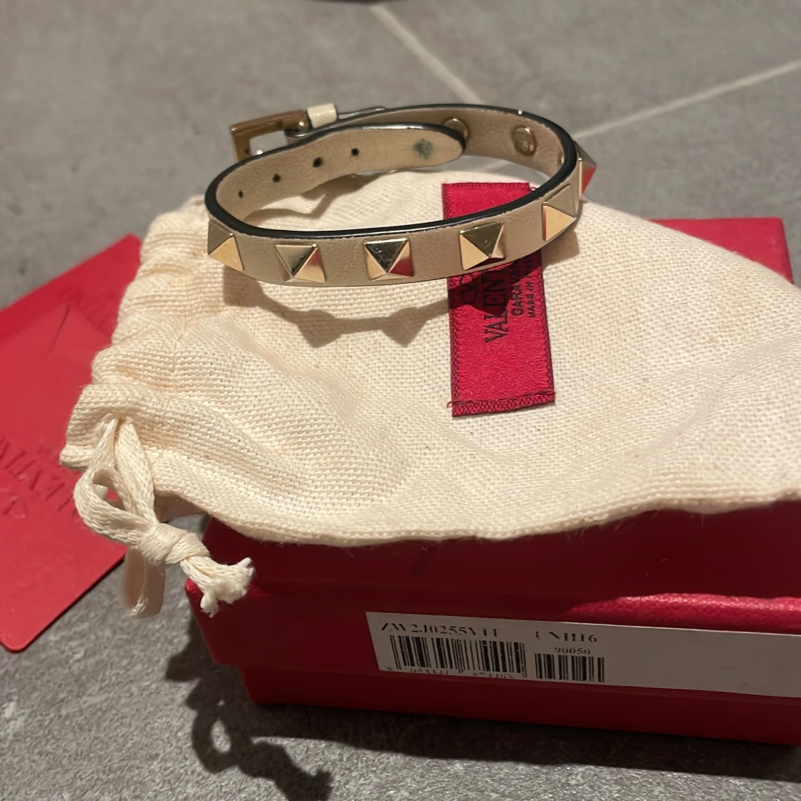 Valentinoarmband med nitar! - 1