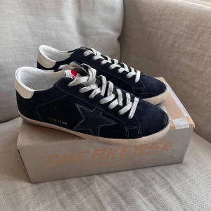Mörkblåa golden goose  - Säljer ett par trendiga golden goose. I princip helt nya med dustbag. Hör av er vid funderingar!