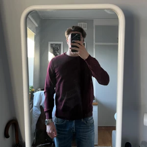 Merinoull tröja - Säljer en stilren vinröd tröja från Drumohr. Denna tröjan är av bra kvalité och i toppskick, helt defektfri. Hör av vid prisförslag eller funderingar!