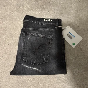 Dondup jeans med slitningar - Vi har fått in ett par feta helt nya dondup jeans som är nästan omöjligt att få tag på! Nypris: 3000kr. W33 Hör av dig vid fler frågor! 🪐🪐