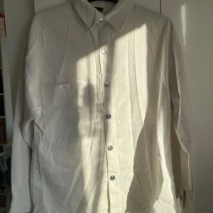 Vit skjorta från Gina Tricot! - Säljer en stilren vit skjorta från Gina Tricot i storlek XS. Skjortan har långa ärmar och knappar framtill. Perfekt för en klassisk look! Går att ha som vårjacka eller över ett linne🩷 orginalpris 499