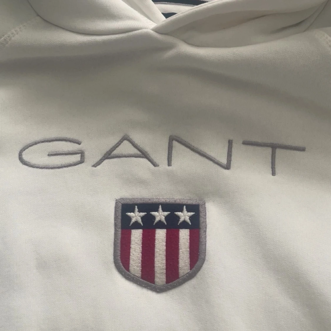 Vit hoodie från GANT - 1