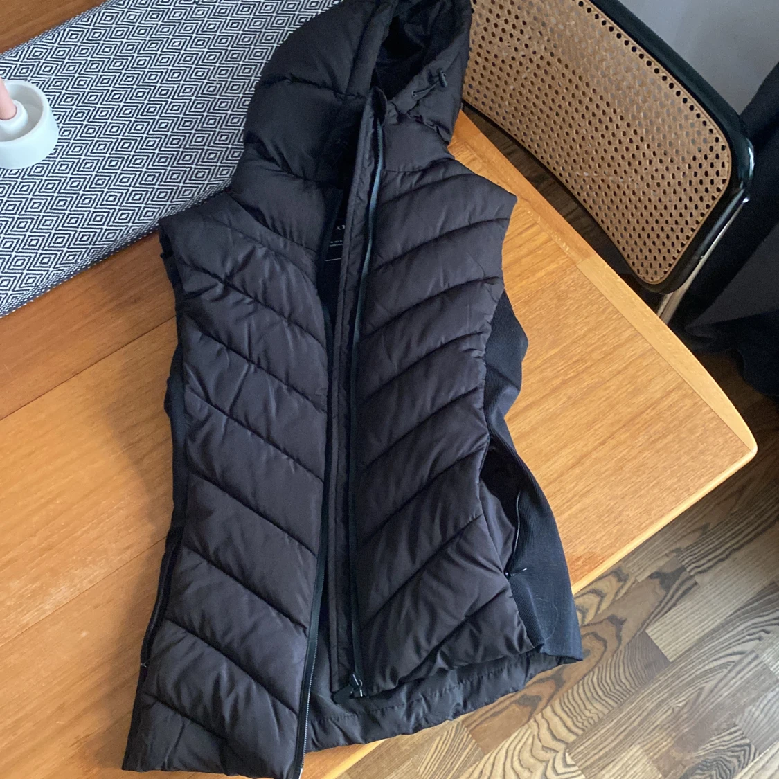Svart dunväst från Zara - 1