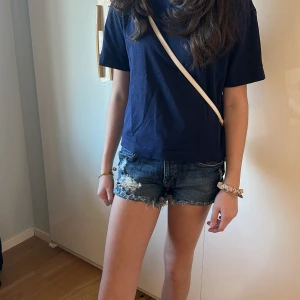 Jeansshorts från H&M - Snygga lågmidjade jeansshorts💓 är i storlek 32 men passar 34/36💕 skriv vid frågor.