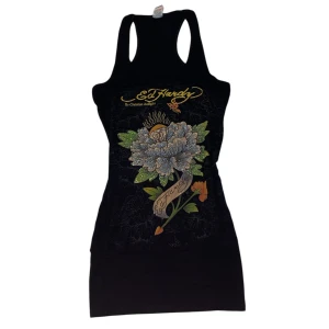 Svart klänning från Ed Hardy - Snygg svart klänning från Ed Hardy. Den är väldigt stretchig så passar xs-m. Paljetter har lossnat men det märks bara om man kollar nära 