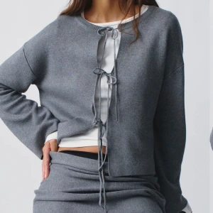 Grå stickad kofta med knytning - Snygg grå stickad kofta från gina tricot med unik knytning framtill. Den har aldrig använts och är därför i nyskick❤️