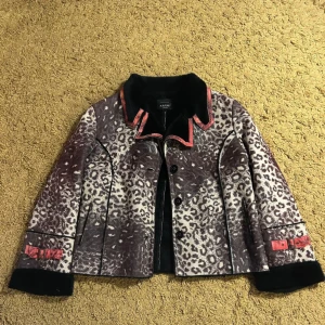 Leopardmönstrad jacka med rosa detaljer - Supersöt vår/höst jacka från Kriss. Står L på lappen men skulle säga att den är S/M.