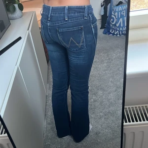 bootcut jeans wrangler  - Bootcut jeans wrangler strl 26/34.                     Midja 39 och innerben 77